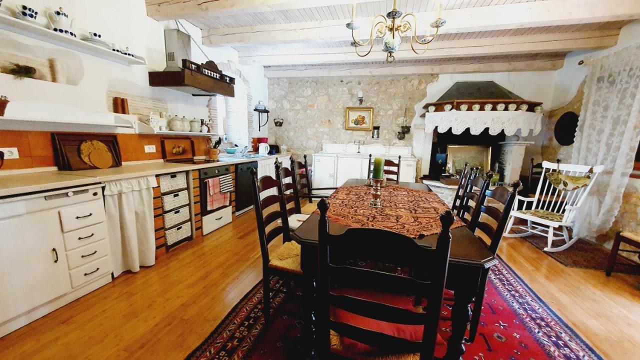 Villa Kazun With Private Pool And Two Gardens Marčana المظهر الخارجي الصورة